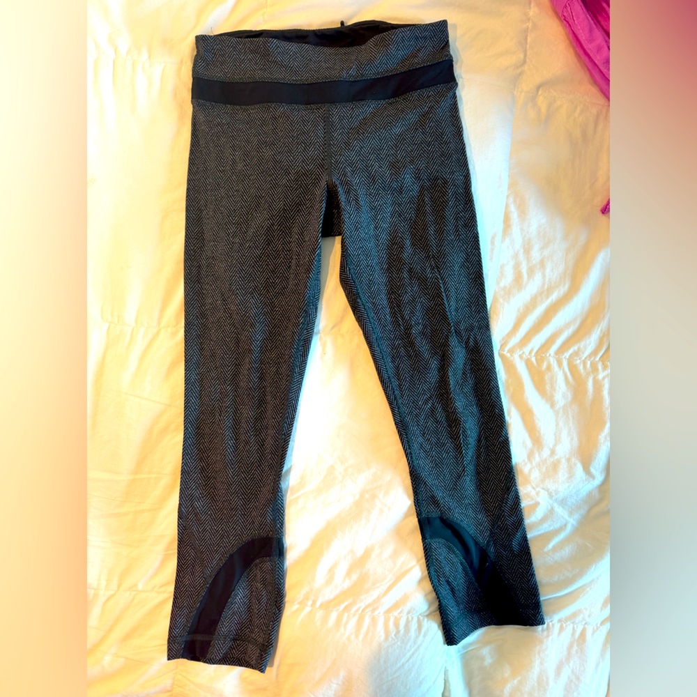 Lululemon 7/8 length charcoal patterned leggings size 4